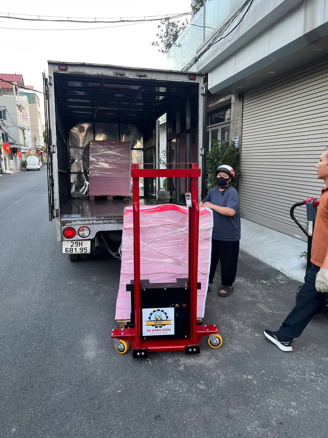 Dỡ pallet giấy từ xe tải thùng kín xuống đường phố bằng xe nâng MIXU