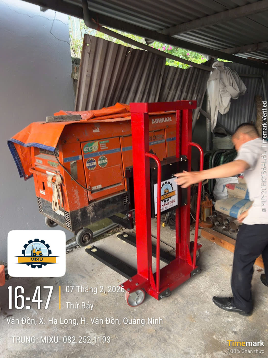 Xe nâng MIXU nâng máy hàn trong lán chật