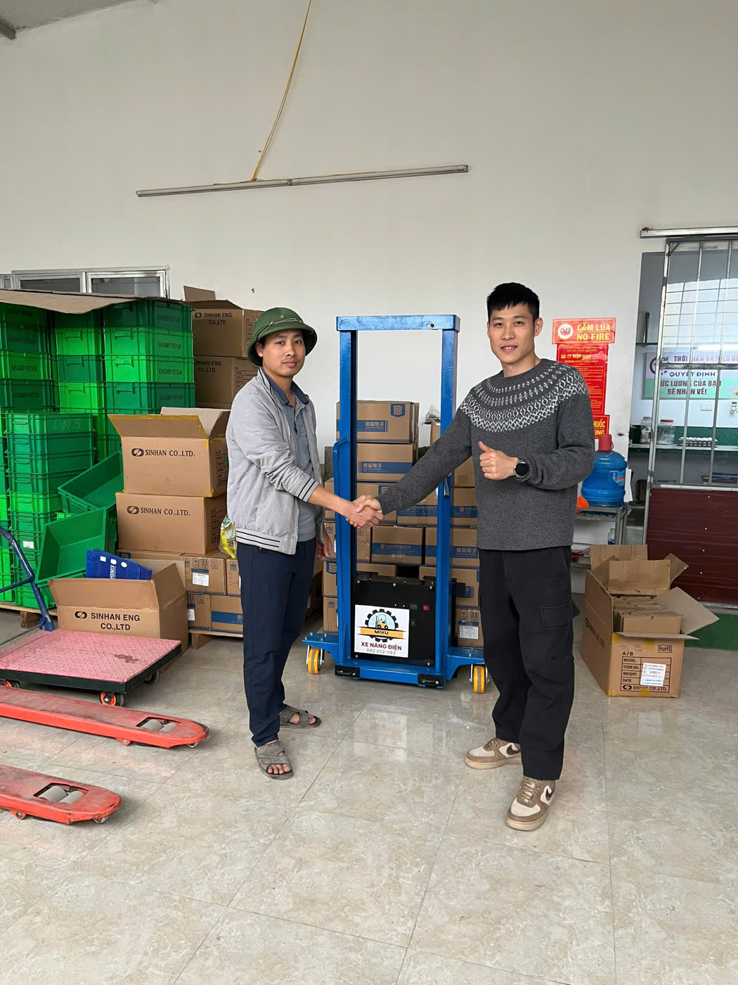 Bàn giao xe nâng MIXU màu xanh tại kho linh kiện