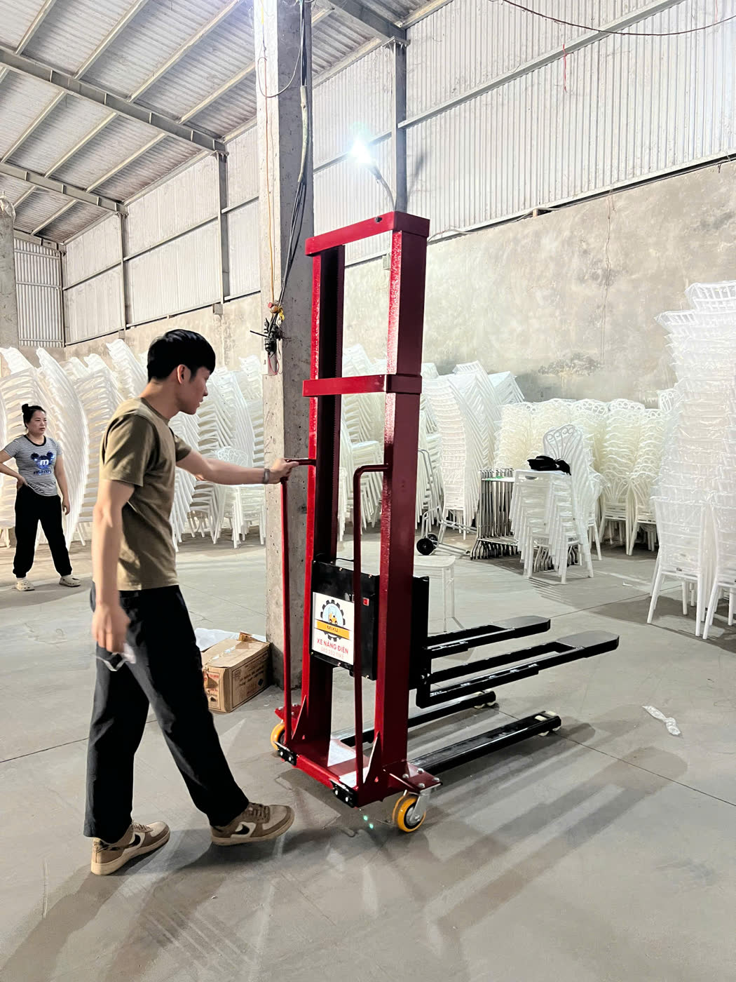 Xe nâng MIXU trong kho bàn ghế