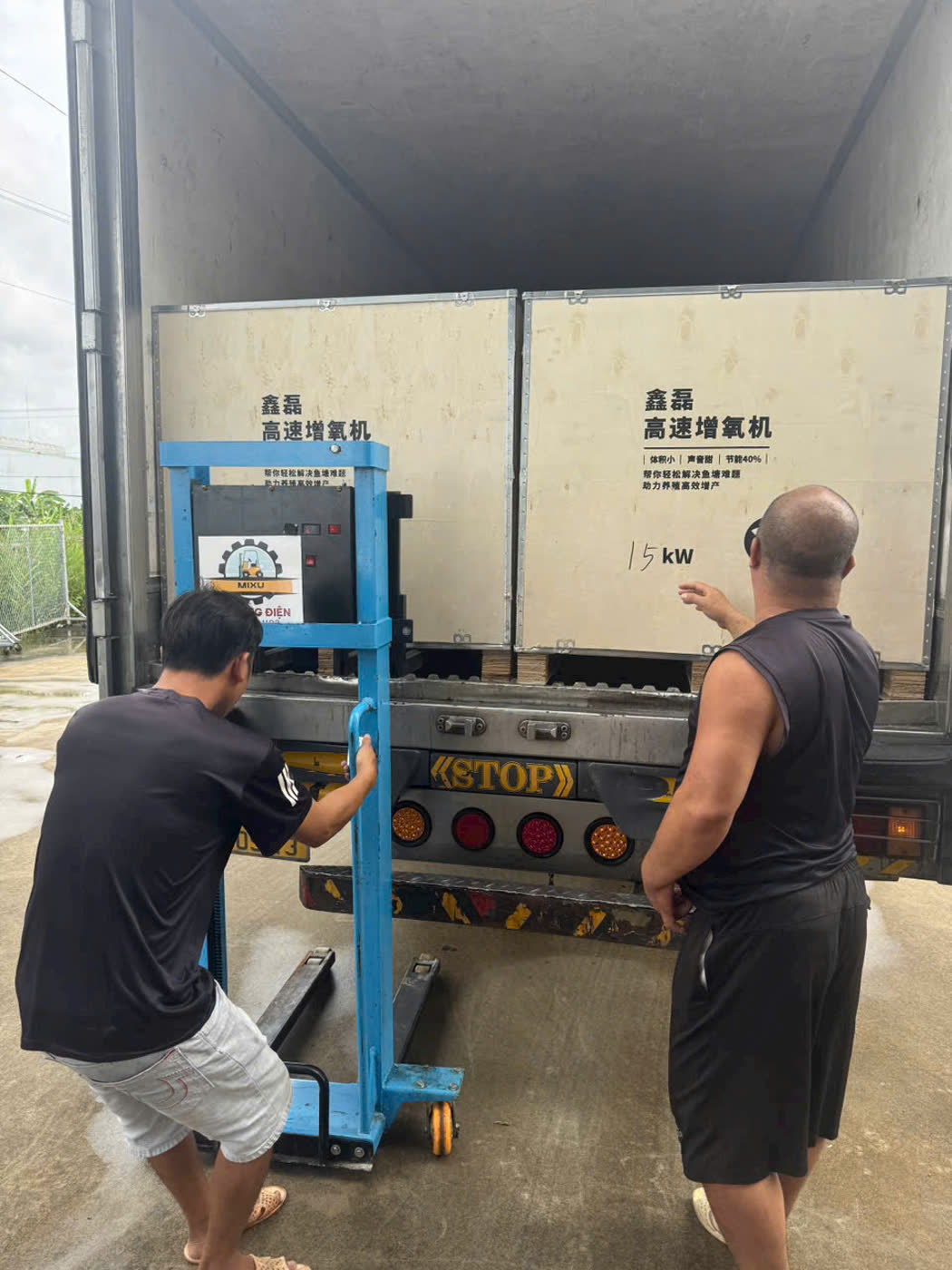 Dỡ kiện máy từ xe container bằng xe nâng MIXU