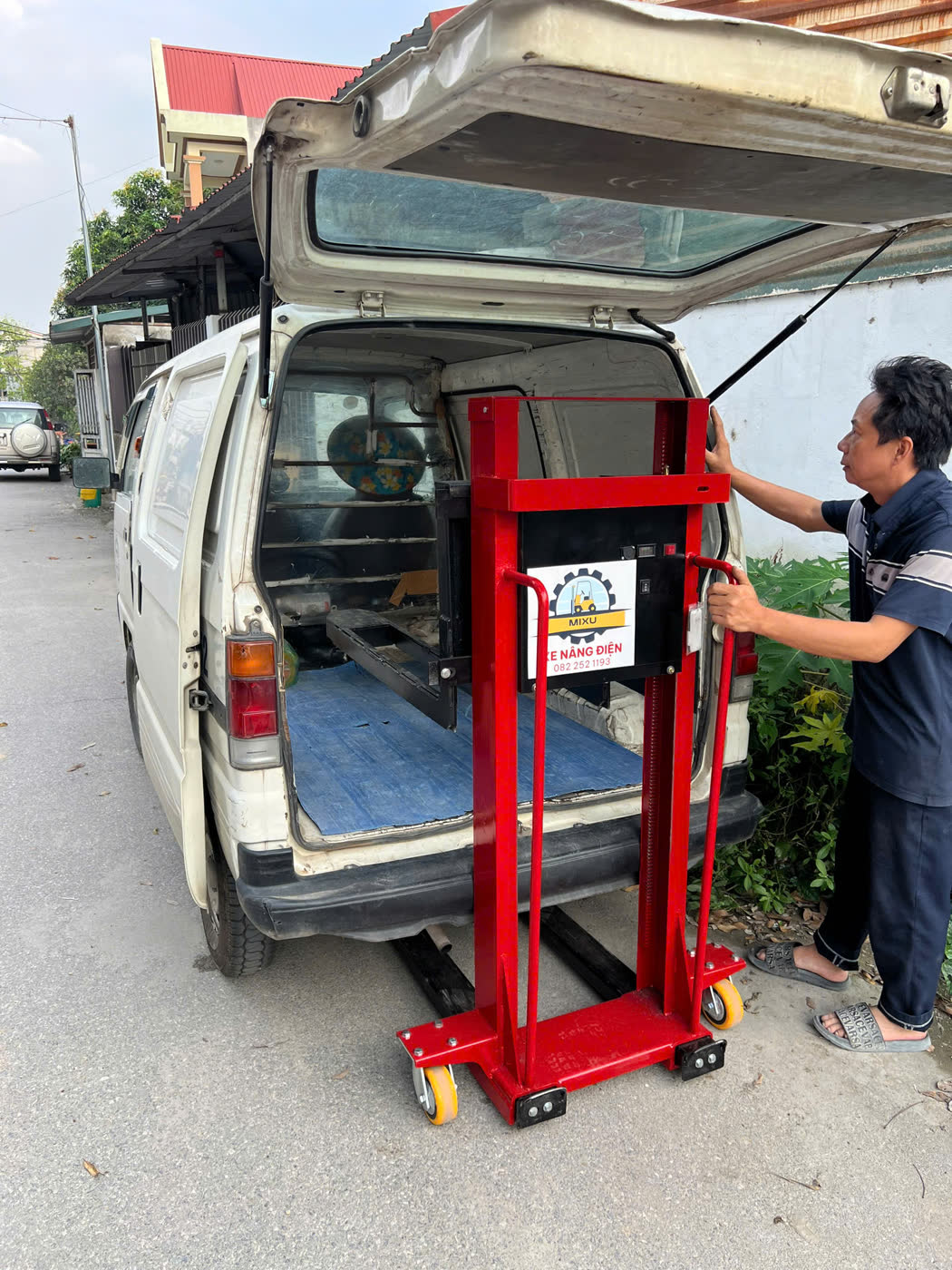 Xe nâng MIXU tại cửa sau xe van