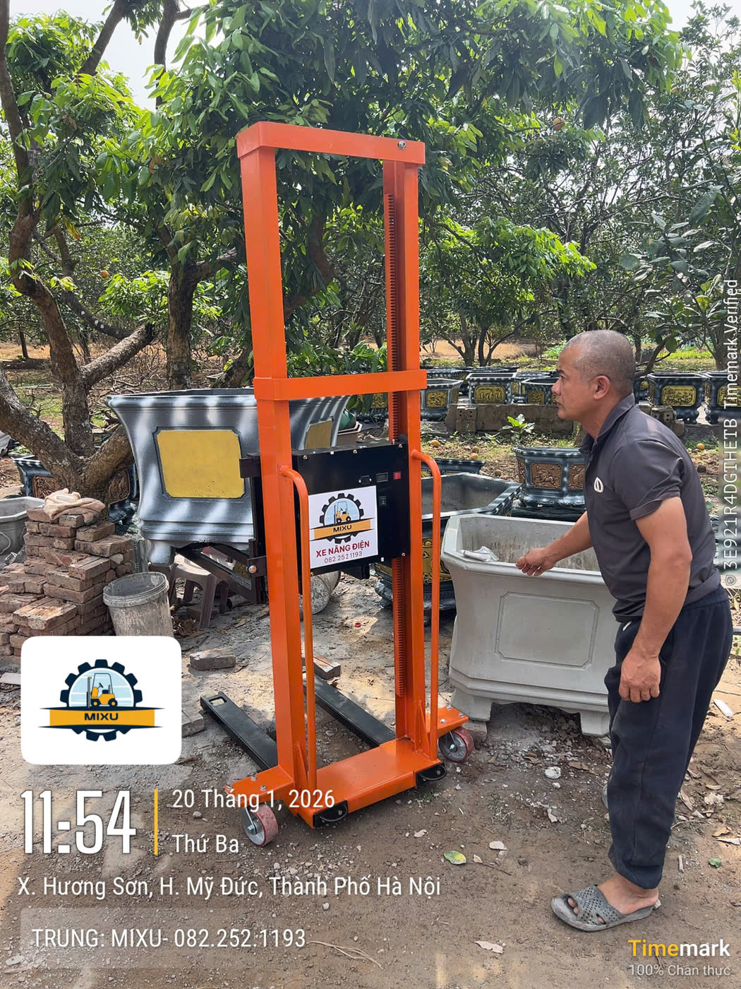 Xe nâng MIXU màu cam tại vườn cây cảnh Mỹ Đức