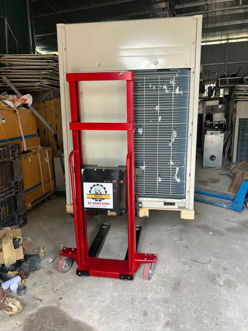 Xe nâng MIXU nâng dàn nóng điều hòa Daikin trên pallet
