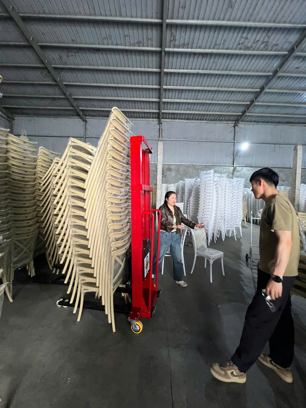 Xe nâng MIXU nâng cả chồng ghế cao