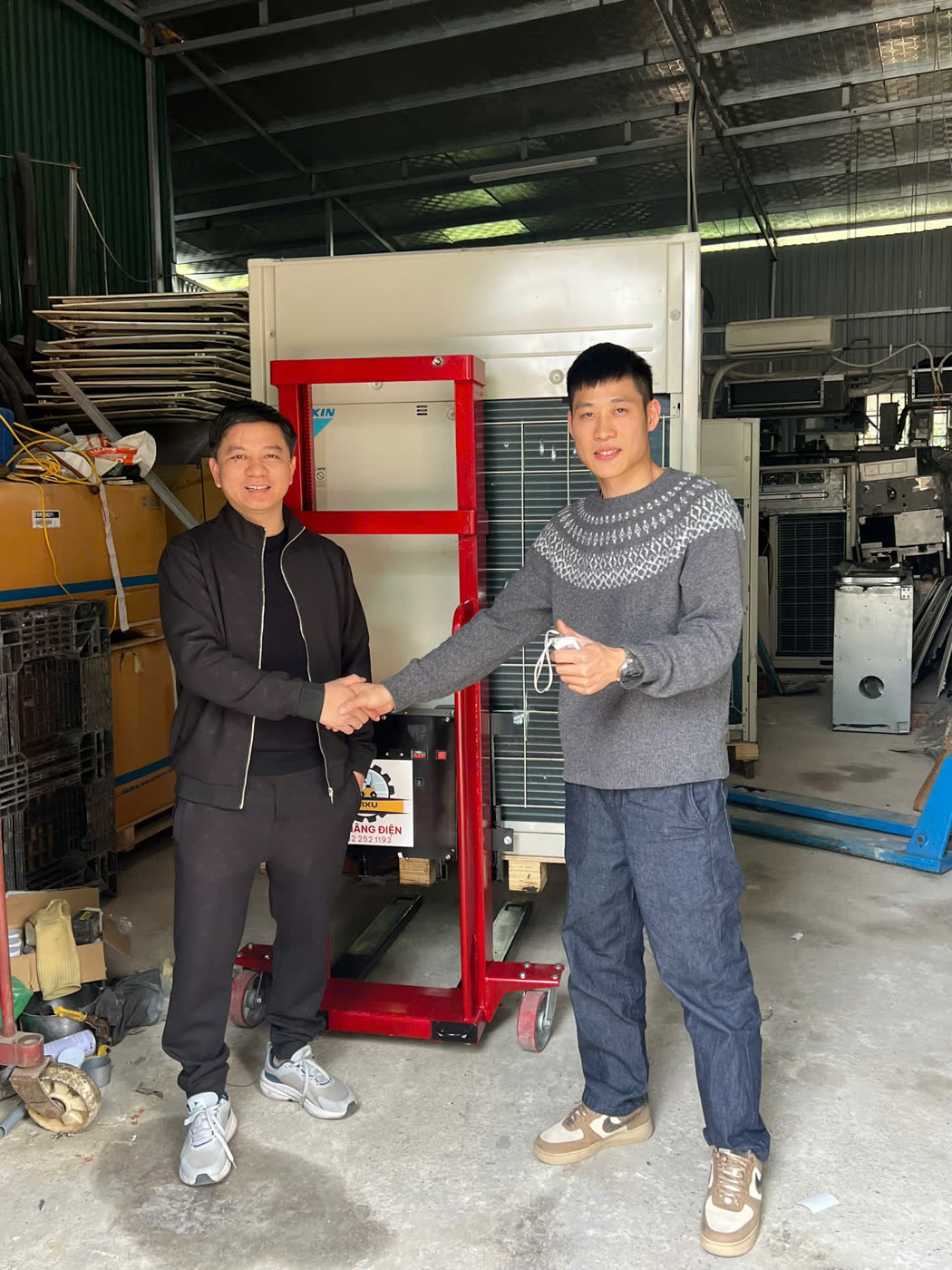 Bàn giao xe nâng MIXU tại kho điện lạnh