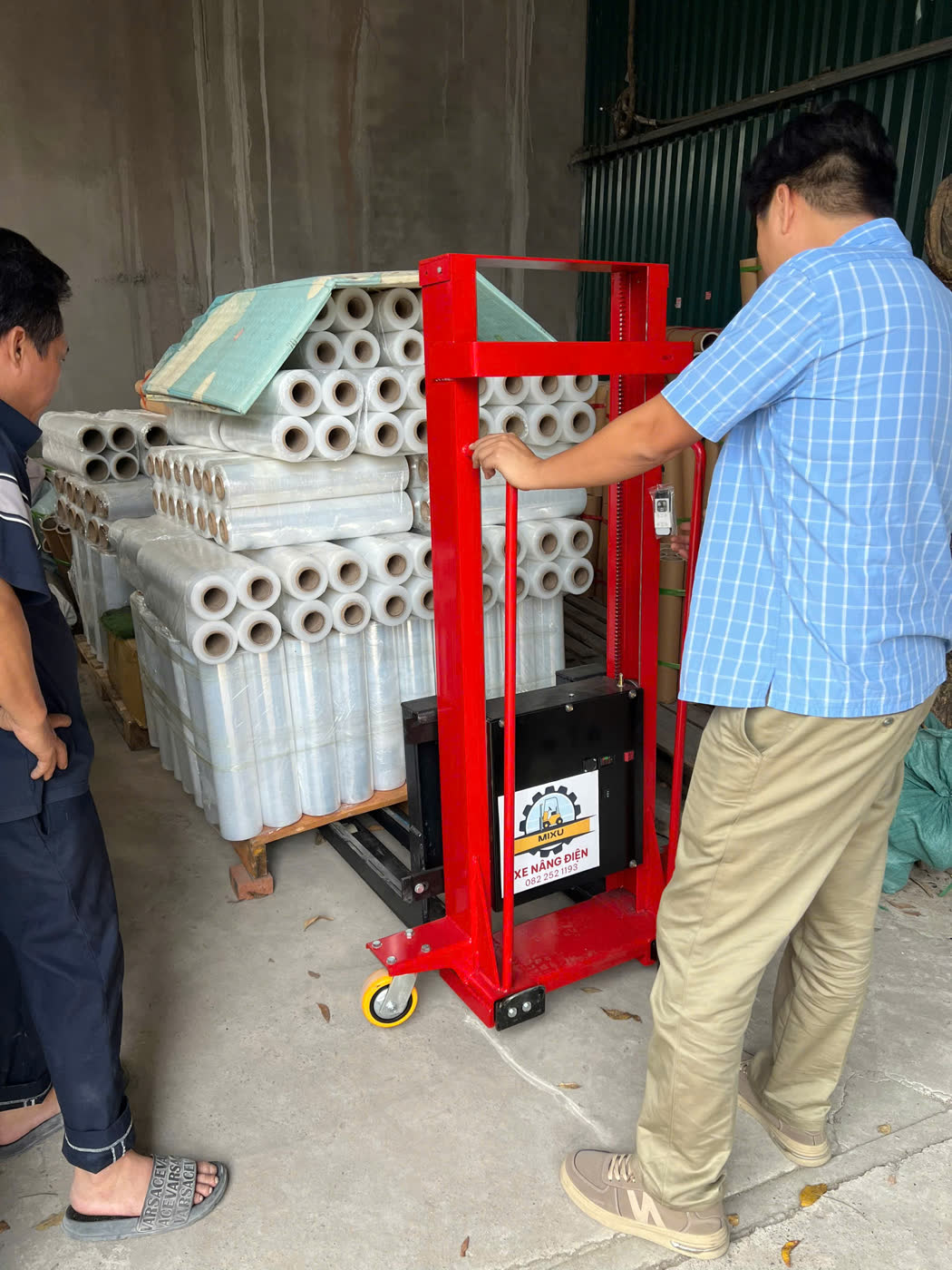 Xe nâng MIXU nâng pallet cuộn màng PE