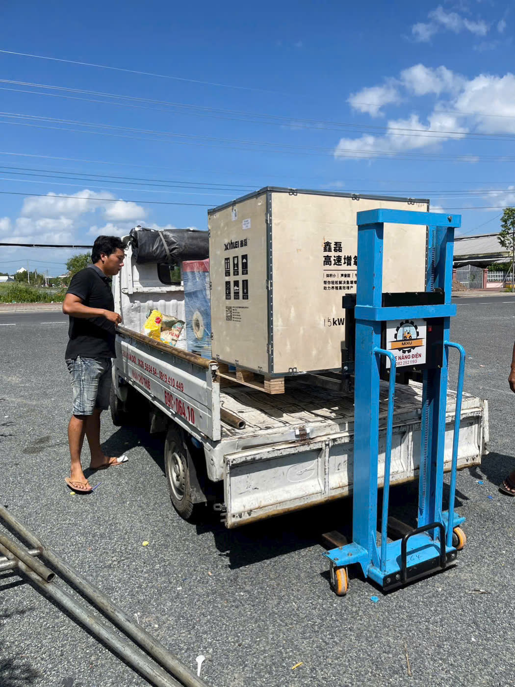 Xe nâng MIXU dỡ kiện máy gỗ từ xe tải nhẹ ngoài đường