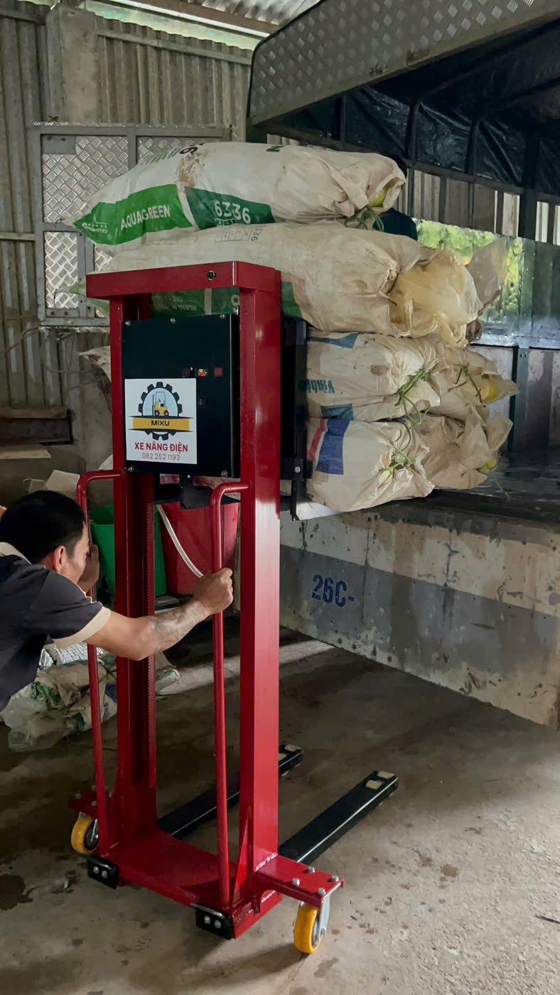 Một người dùng xe nâng MIXU đưa bao hàng lên thùng xe tải